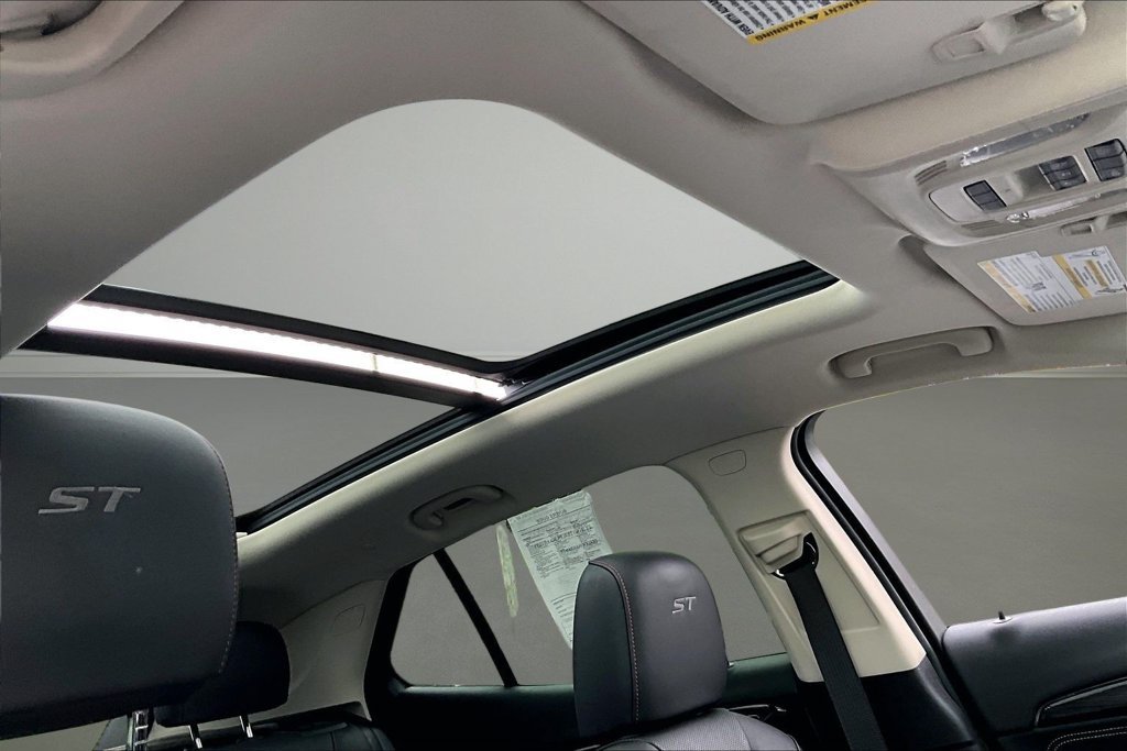 Used 2022 Buick Envision Essence w/ Technology Package I FWD image 26