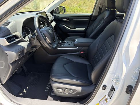 Used 2022 Toyota Highlander XLE FWD image 9