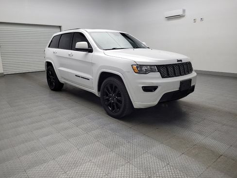 Used 2018 Jeep Grand Cherokee Altitude RWD image 13