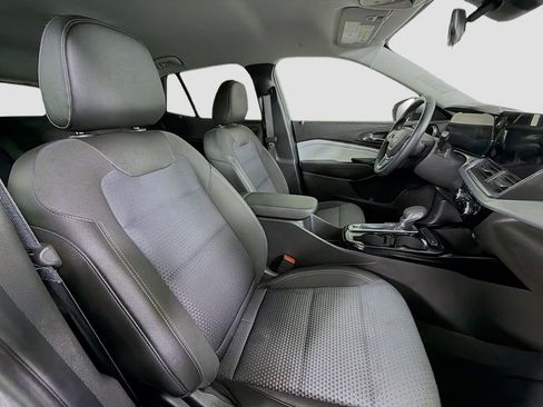 Used 2025 Chevrolet Trax LT w/ LT Convenience Package FWD image 28