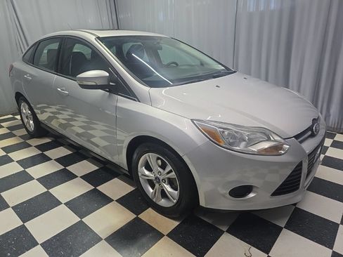 Used 2013 Ford Focus SE w/ SE Winter Pkg FWD image 3