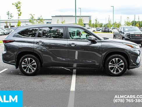 Used 2025 Toyota Highlander XLE AWD/4WD image 8