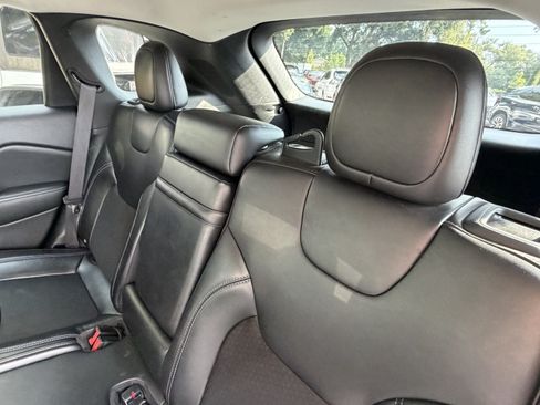 Used 2019 Jeep Cherokee Latitude Plus FWD image 33