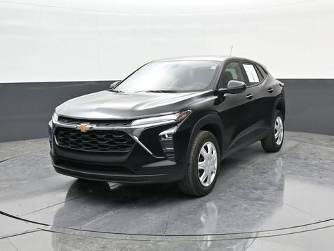 Used 2025 Chevrolet Trax LS image 3