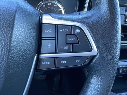 Used 2022 Toyota Highlander L image 25