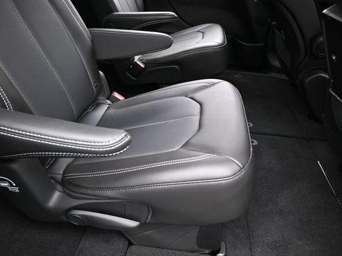 Used 2025 Chrysler Pacifica Select FWD image 34