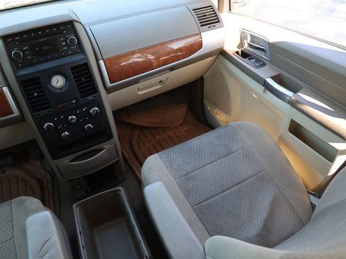 Used 2008 Chrysler Town & Country Touring image 21