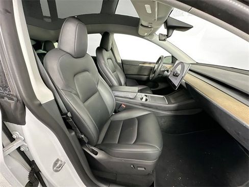 Used 2022 Tesla Model Y Long Range image 25