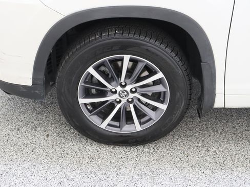 Used 2017 Toyota Highlander XLE AWD/4WD image 11