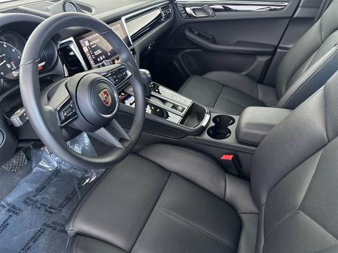 Used 2025 Porsche Macan image 4