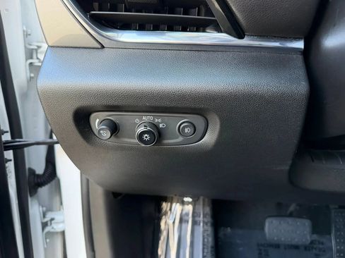 Used 2018 Chevrolet Traverse LT FWD image 31