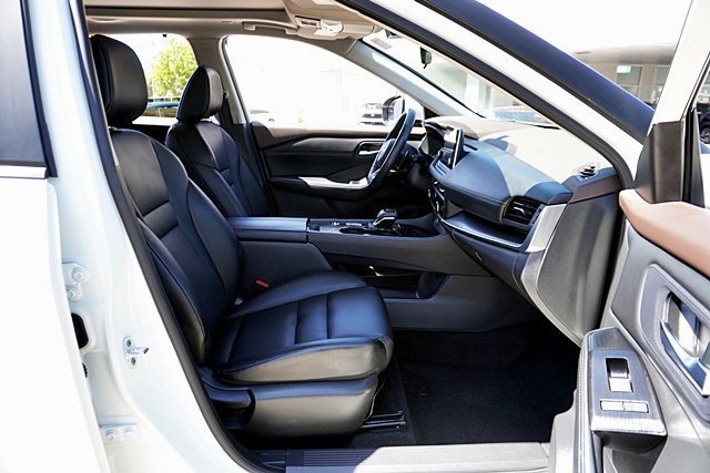 Used 2023 Nissan Rogue SV w/ SV Premium B Package FWD image 18