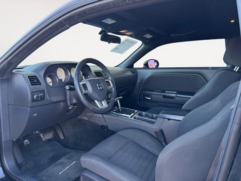 Used 2014 Dodge Challenger SXT image 9
