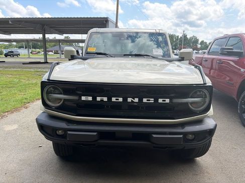 Used 2025 Ford Bronco Outer Banks AWD/4WD image 2