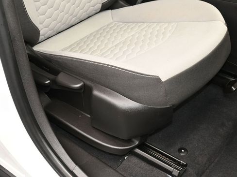 Used 2021 Chevrolet Equinox LS image 39