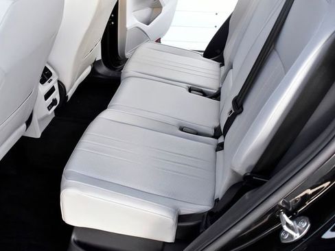 Used 2023 Volkswagen Tiguan SE R-Line image 14