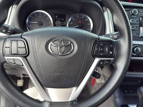 Used 2018 Toyota Highlander LE image 14