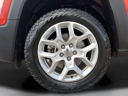 Used 2016 Jeep Renegade Latitude w/ Popular Equipment Group AWD/4WD image 27
