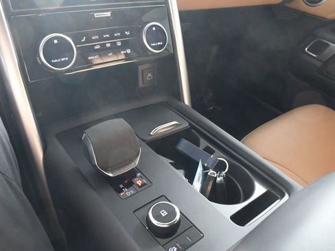 Used 2024 Land Rover Discovery Metropolitan Edition image 32