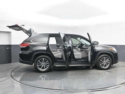 Used 2019 Toyota Highlander XLE FWD image 55