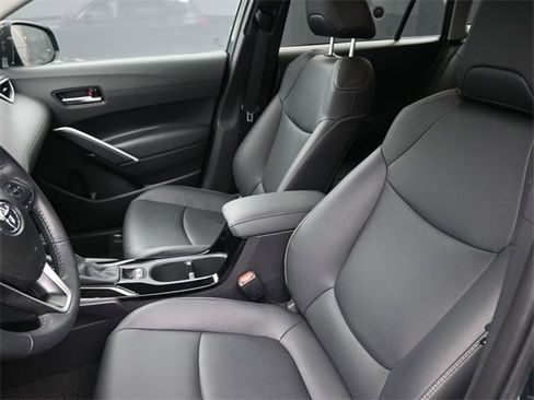 Used 2025 Toyota Corolla Cross XLE image 19