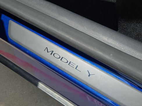 Used 2024 Tesla Model Y Long Range AWD/4WD image 11
