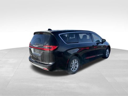 Used 2023 Chrysler Pacifica Touring-L image 3