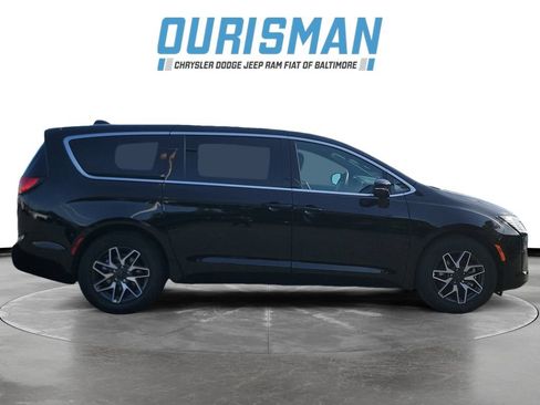 New 2027 Chrysler Pacifica Limited w/ Family Tech Group FWD image 7