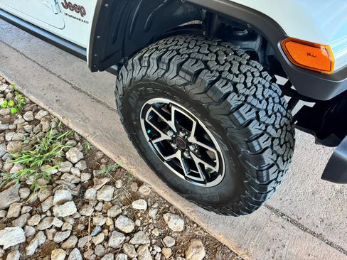 Used 2025 Jeep Wrangler Unlimited Rubicon w/ Convenience Group AWD/4WD image 30
