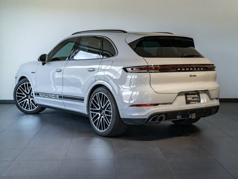 Certified 2025 Porsche Cayenne Turbo AWD/4WD image 3