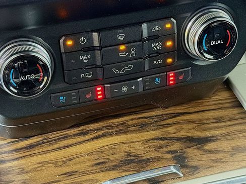 Used 2019 Ford F150 Lariat w/ Equipment Group 502A Luxury AWD/4WD image 39