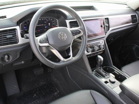 Certified 2022 Volkswagen Atlas SE w/ Black Wheel Package image 8