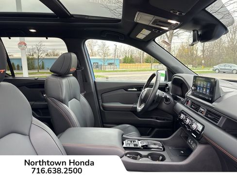 Used 2025 Honda Pilot TrailSport image 17