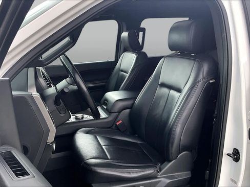 Used 2019 Ford Expedition XLT w/ Equipment Group 202A AWD/4WD image 8