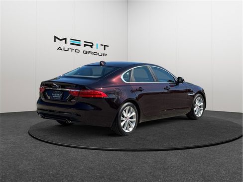 Used 2018 Jaguar XF Premium image 9
