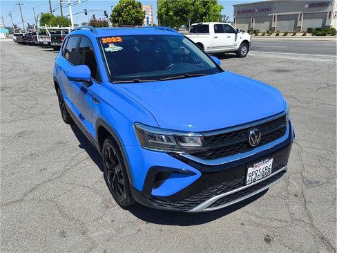 Used 2023 Volkswagen Taos SE FWD image 2