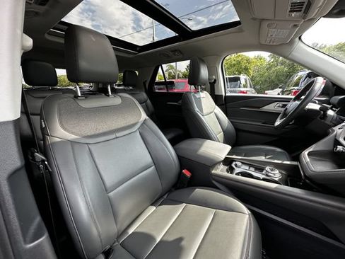 Certified 2025 Ford Explorer Active w/ Active Comfort Package AWD/4WD image 36