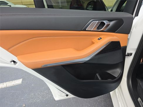 Used 2024 BMW X5 sDrive40i w/ M Sport Package image 10