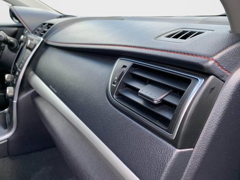 Used 2017 Toyota Camry SE w/ Moonroof Package FWD image 38