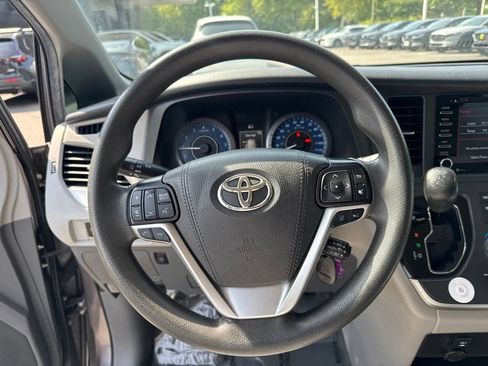 Used 2020 Toyota Sienna LE FWD image 14