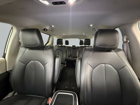 Used 2024 Chrysler Pacifica Touring-L FWD image 15