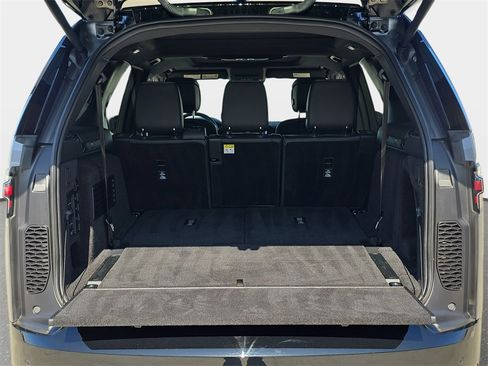 Certified 2025 Land Rover Discovery Metropolitan Edition image 13