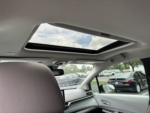 Used 2025 Toyota Sienna XLE FWD image 28