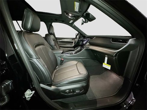 New 2025 Jeep Grand Cherokee L Limited w/ Luxury Tech Group II image 34