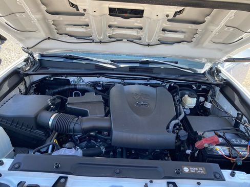 Used 2016 Toyota Tacoma TRD Sport AWD/4WD image 25