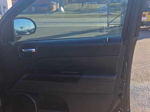 Used 2016 Jeep Compass Sport w/ Power Value Group image 18