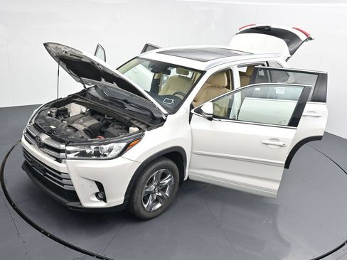 Used 2019 Toyota Highlander AWD V6 image 26