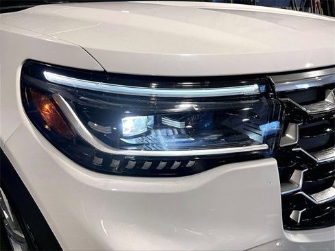 Used 2025 Ford Explorer Platinum image 32