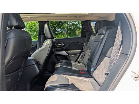 Used 2018 Jeep Cherokee Trailhawk w/ Comfort/Convenience Group image 18