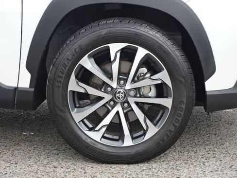 Used 2025 Toyota Corolla Cross XLE FWD image 7